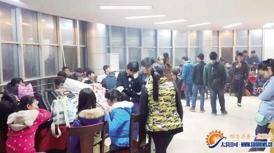 受困师生获救后被转移到高速交警食堂。
