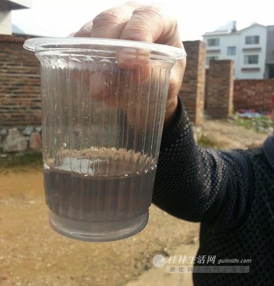 把水装进透明塑料杯里,水明显呈灰黑色。