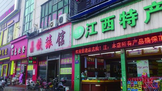 物价部门工作人员提醒消费者,如需住宿尽量选择正规旅馆。晨报记者 喻勋 图