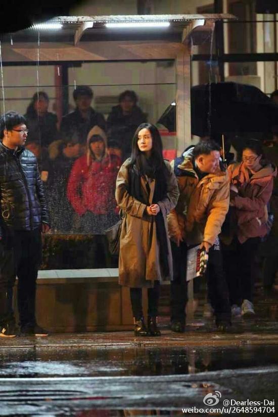 杨幂拍戏群众围观