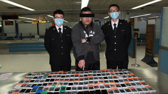 香港水客身绑146台iPhone走私入境深圳被查。(深圳罗湖海关 供图)