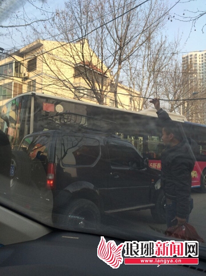 临沂小伙托举坠地电线帮同行