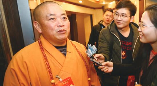 释永信接受记者采访