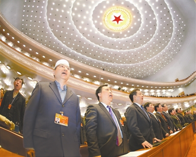 ▲3月13日,全国政协十二届三次会议在北京人民大会堂举行闭幕会。这是全国政协委员起立唱国歌。