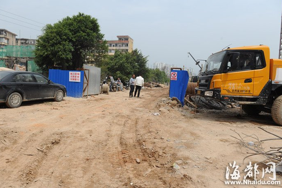福州站前路工地开工 百米路段扬尘路边车能写