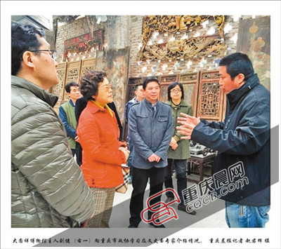 璧山健龙镇,大圆祥博物馆主人刘健(右一)介绍情况.