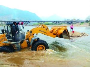 衢州洗衣女突遇水库放水被困 挖机开入河中施