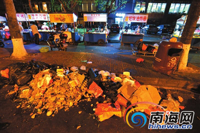 凌晨1点的海甸岛三西路海大南门对面流动摊丢弃在主路上的垃圾。南国都市报记者陈卫东摄