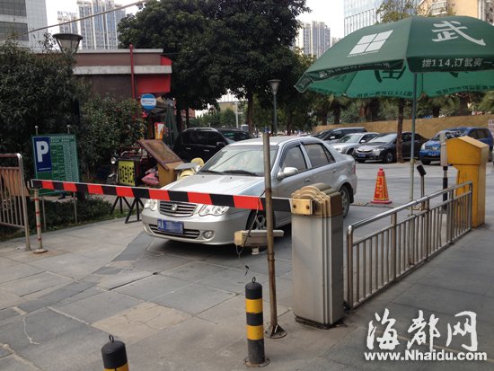福州:业主不满停车费收取标准 车堵小区入口9