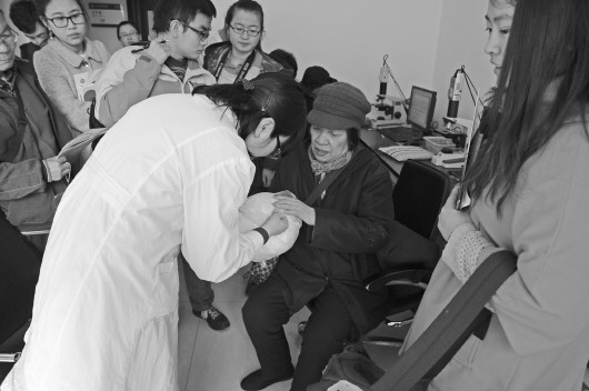 14日,省纤维检验局专家帮消费者检测桑蚕丝。文/片 本报记者 马绍栋