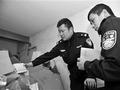 民警向記者展示查獲的假藥、偽劣商品 通訊員供圖