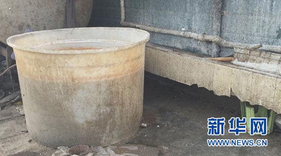 位于河南省通许县工业园的开封劲松食品有限公司生产厂房外，杂物遍地，污水横流。