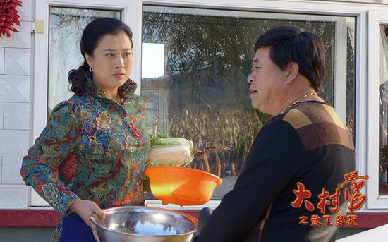 马大山(王晓曦)与妻子何淑芬(王红梅)对女儿的婚事意见不一
