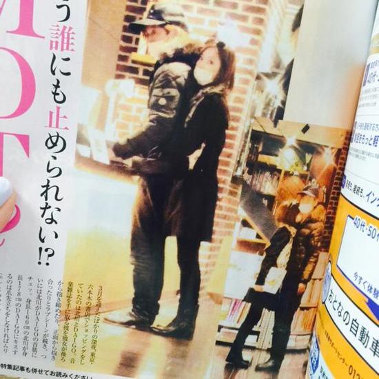 北川景子和DAIGO在书店拥抱