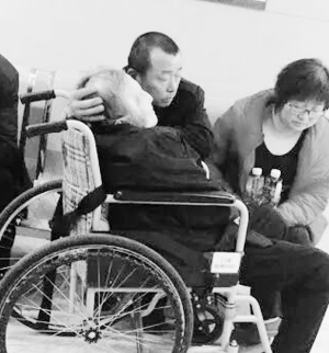 ■发生在医院的温馨一幕。网友“二琳”摄