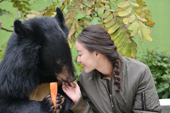 倪妮与黑熊玩亲亲