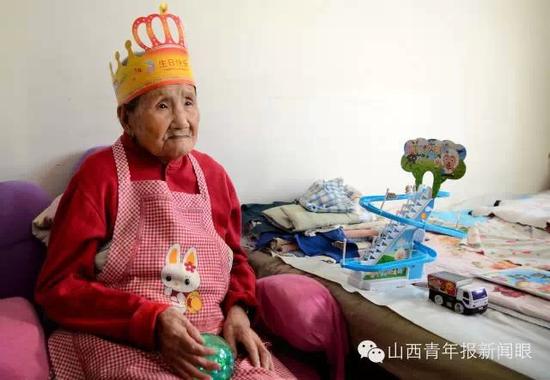 9子女为百岁母亲建玩具屋(图)