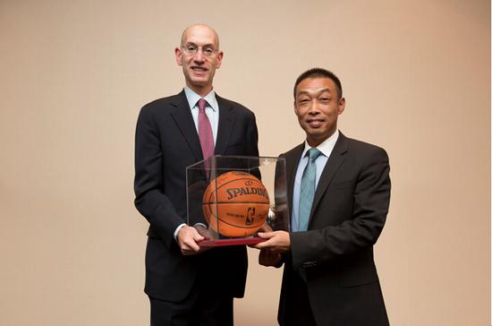 从左到右：NBA主席亚当萧华与蒙牛高级副总裁白瑛