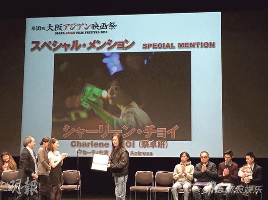 导演邱礼涛替阿Sa领奖。