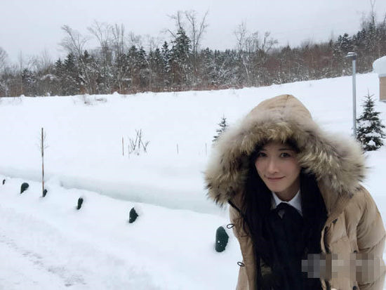 林志玲白色情人节晒雪景照