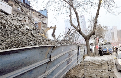 農業路部分路段門面樓因為讓路正在進行拆遷