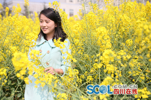 川大学生拍校园写真:只想安静做个花仙子