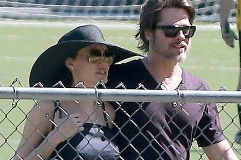 朱莉与皮特热吻如初恋