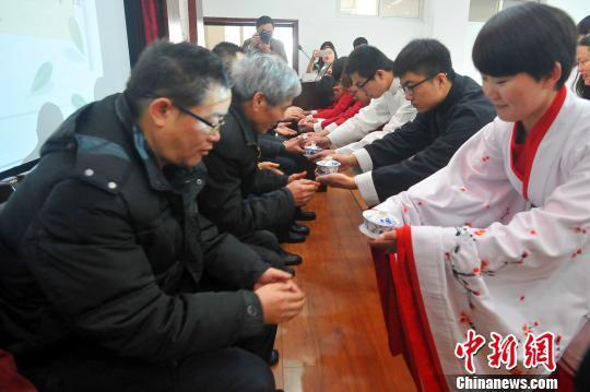 三峡大学开办国学班 学生穿汉服行传统拜师礼