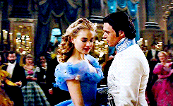 真人版灰姑娘VS动画:65年,少女心不变|灰姑娘