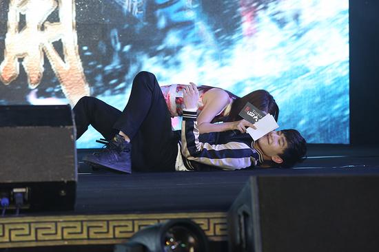 杨洋隔空斗舞遭女主持推倒 - 手机新浪网