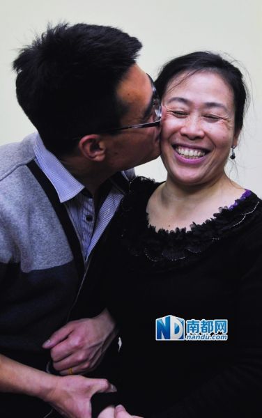前日，在蓝明秀广州家中，重逢的母子相拥，儿子的吻让母亲心花怒放。