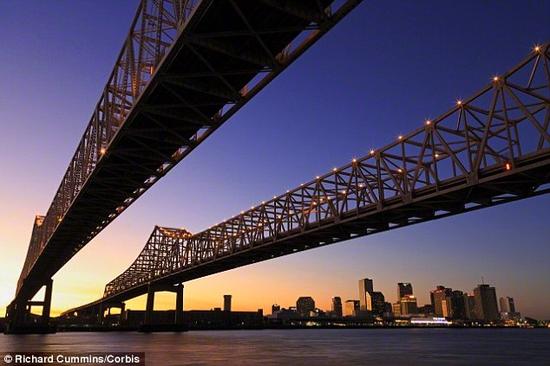 变色龙型材料还可用于制作新型广告牌，汽车的主动伪装涂层以及用于探测桥梁、建筑或者机翼结构疲劳的传感器。照片展示了新奥尔良的新月城大桥