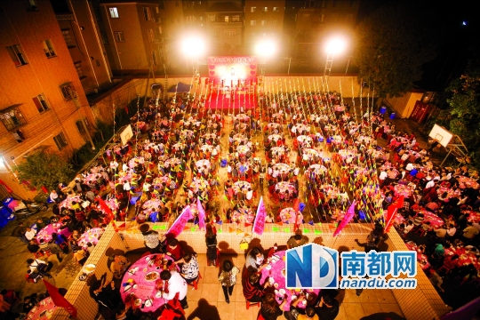 ←昨晚7时，龙江沙中村举行观音开库花炮会，筵开132围。