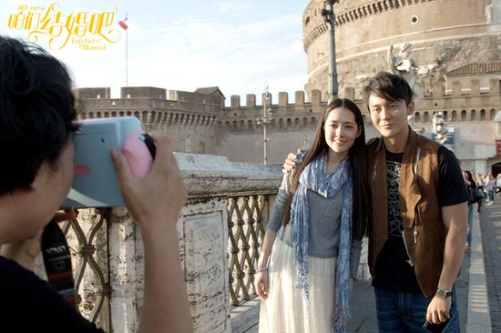 李晨郭碧婷合影留念