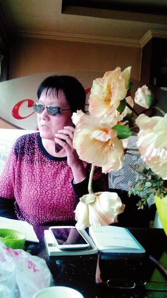 張玉芬接到一位婚外情受害者的求助，她耐心地聽對(duì)方訴說，并提出自己的參考意見