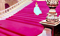 灰姑娘匆忙离开，在台阶上留下了水晶鞋