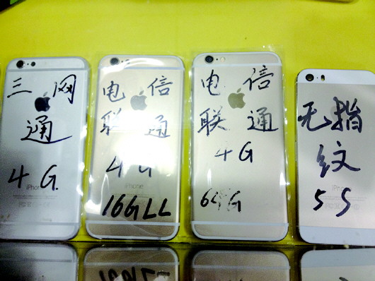 华强北通天地通讯城内摆出的翻新苹果5代和6代。