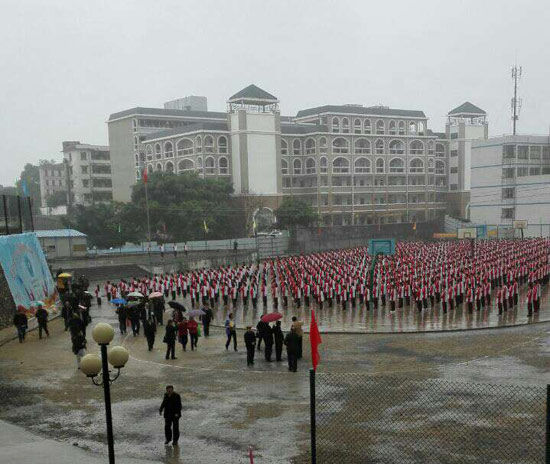 学生冒雨做操的场面。拍摄者匿名提供