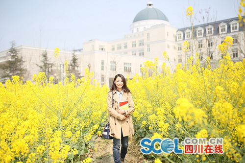 川大学生拍校园写真:只想安静做个花仙子