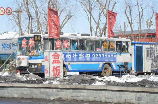 红旗台高速口报废车占道“再就业”
