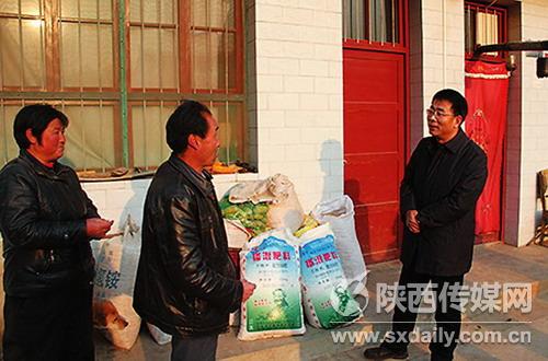 麟游县县长李武发在九成宫镇西坊村看望慰问帮扶的困难群众。