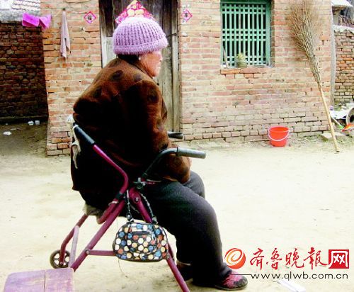 事发后,回到家中的张秀云经常一个人发呆。