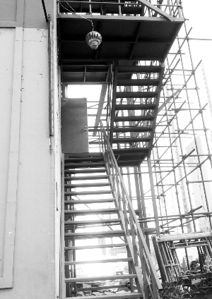 男子居民楼外建电梯想开宾馆 没有手续被责令