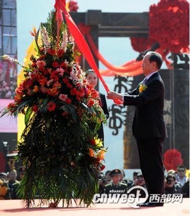 郁慕明在壬辰（2012）年清明公祭軒轅黃帝典禮上敬獻(xiàn)花籃。（資料圖片）