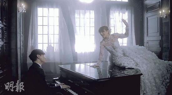 滨崎步穿着婚纱 坐在钢琴上