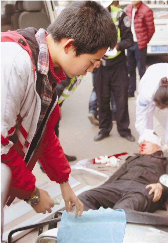 衢州车祸现场00后学生带头救人 写下日记:人人
