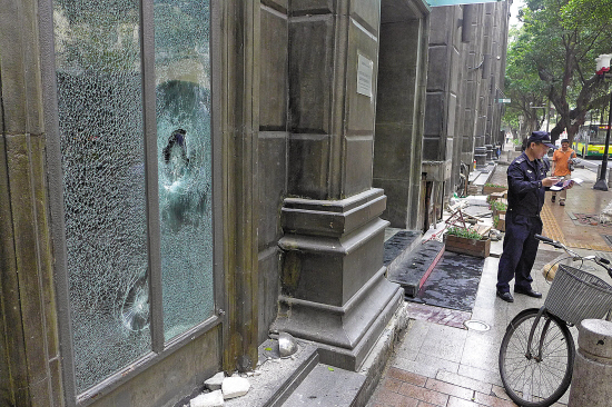 今晨，警员在本色酒吧门前调查取证 　　羊城晚报记者　　郑迅 摄