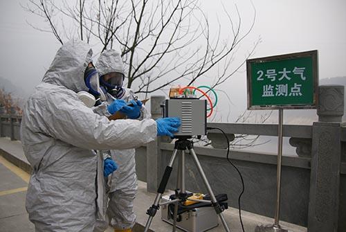 湖北省加强环境空气质量监测。图为环保工作人员正在进行空气质量监测。