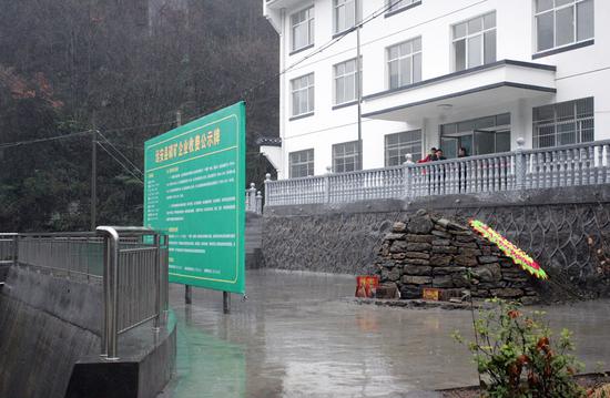 圖為墳?zāi)顾诘?，位于政府辦公樓范圍。