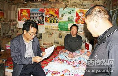 麟游县县长李武发走访西坊村残疾人甄文贤家。